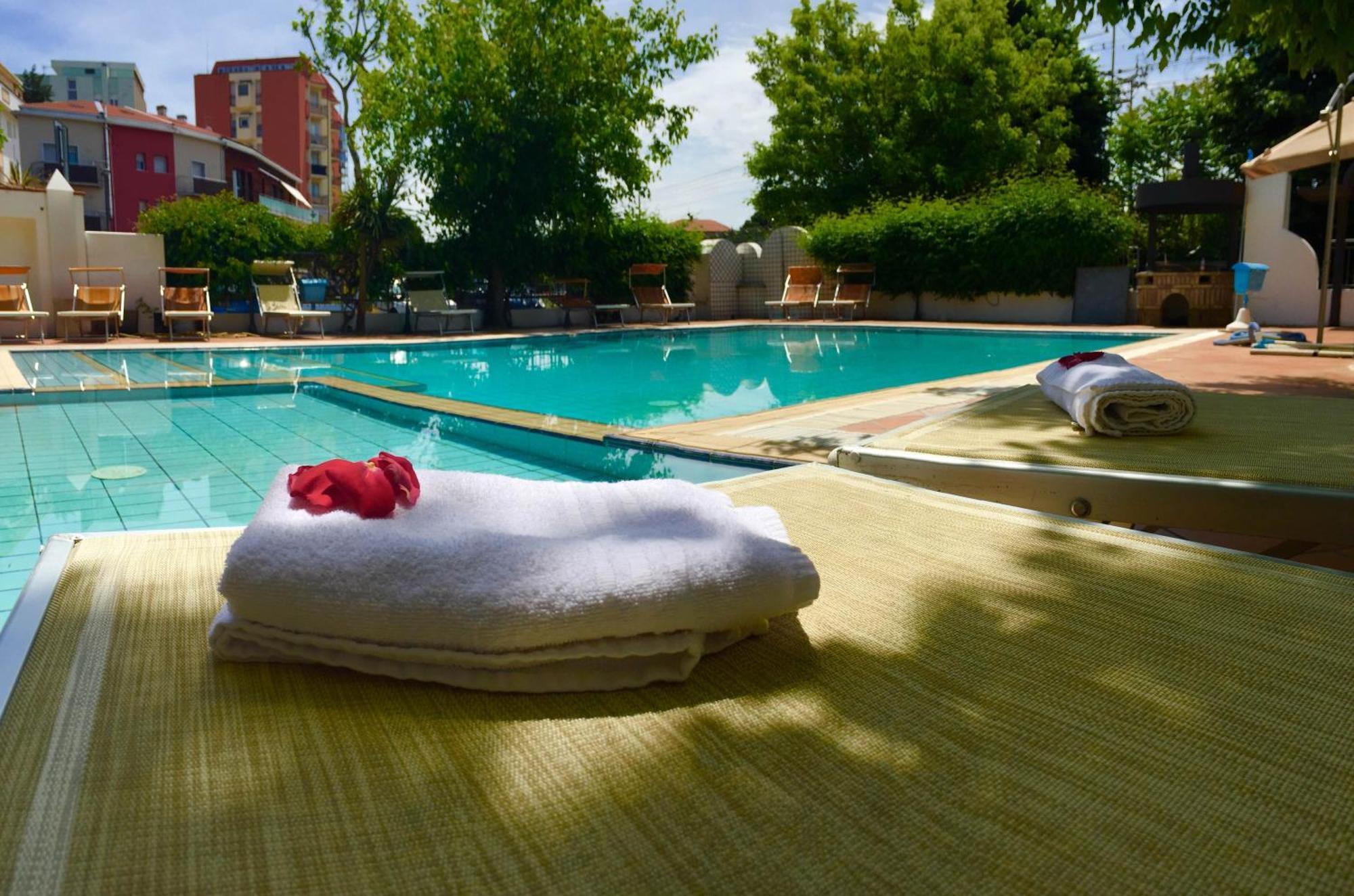 Hotel Mehari Riccione Bagian luar foto