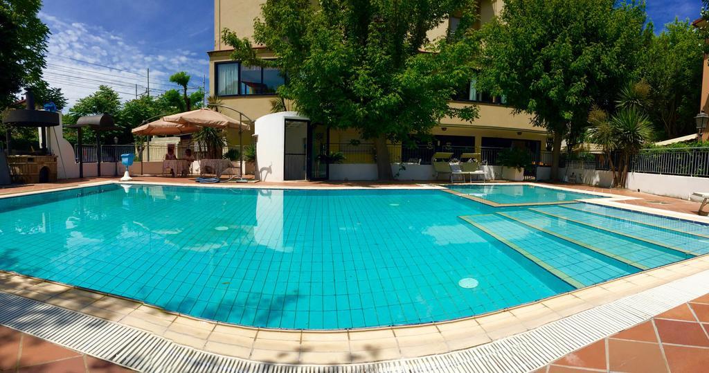 Hotel Mehari Riccione Bagian luar foto