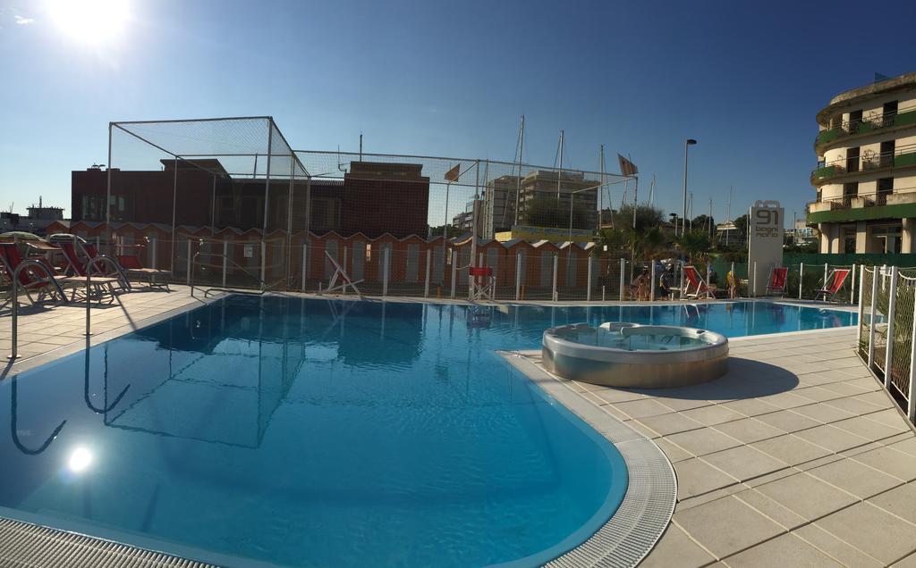 Hotel Mehari Riccione Bagian luar foto