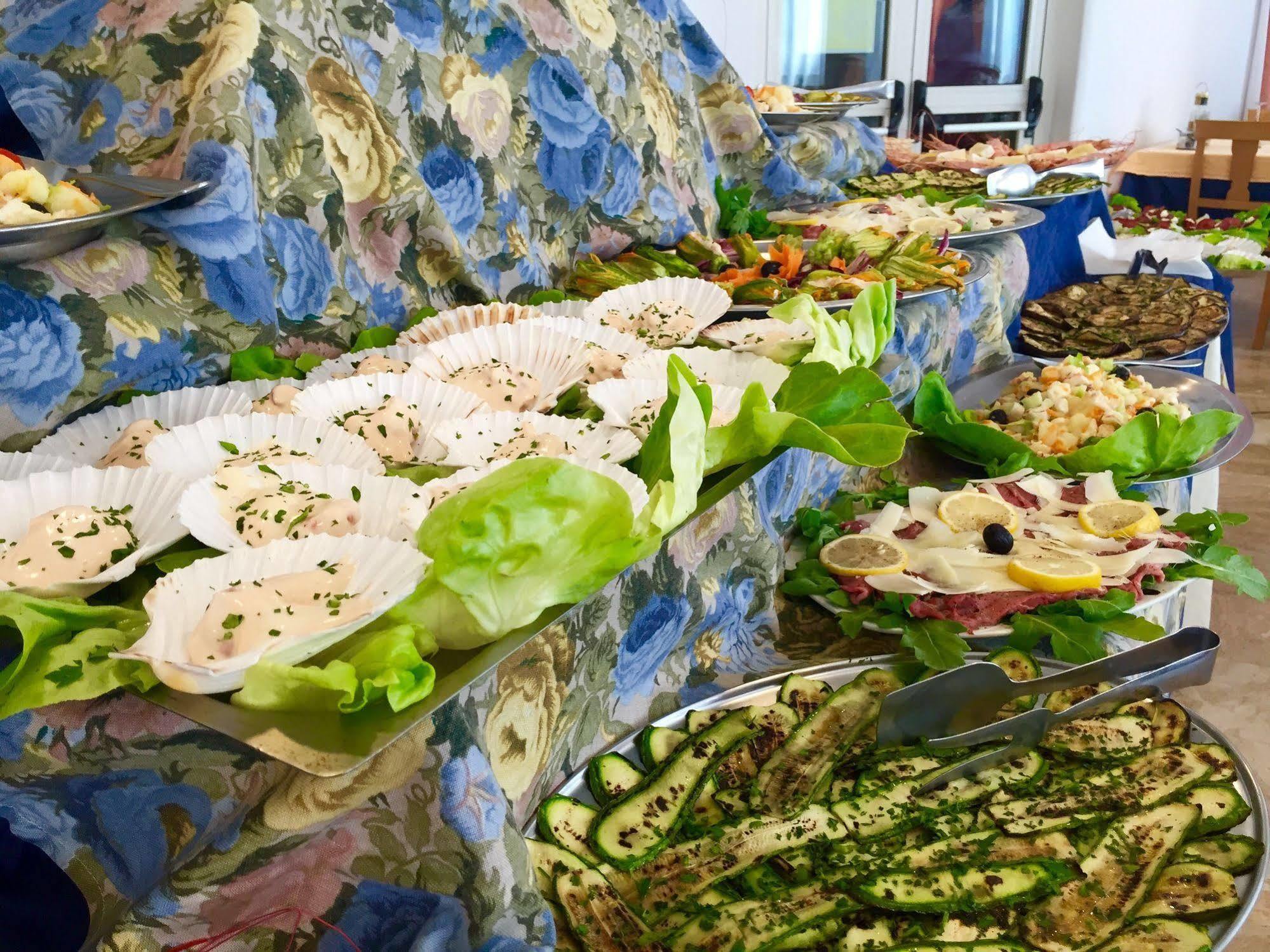 Hotel Mehari Riccione Bagian luar foto