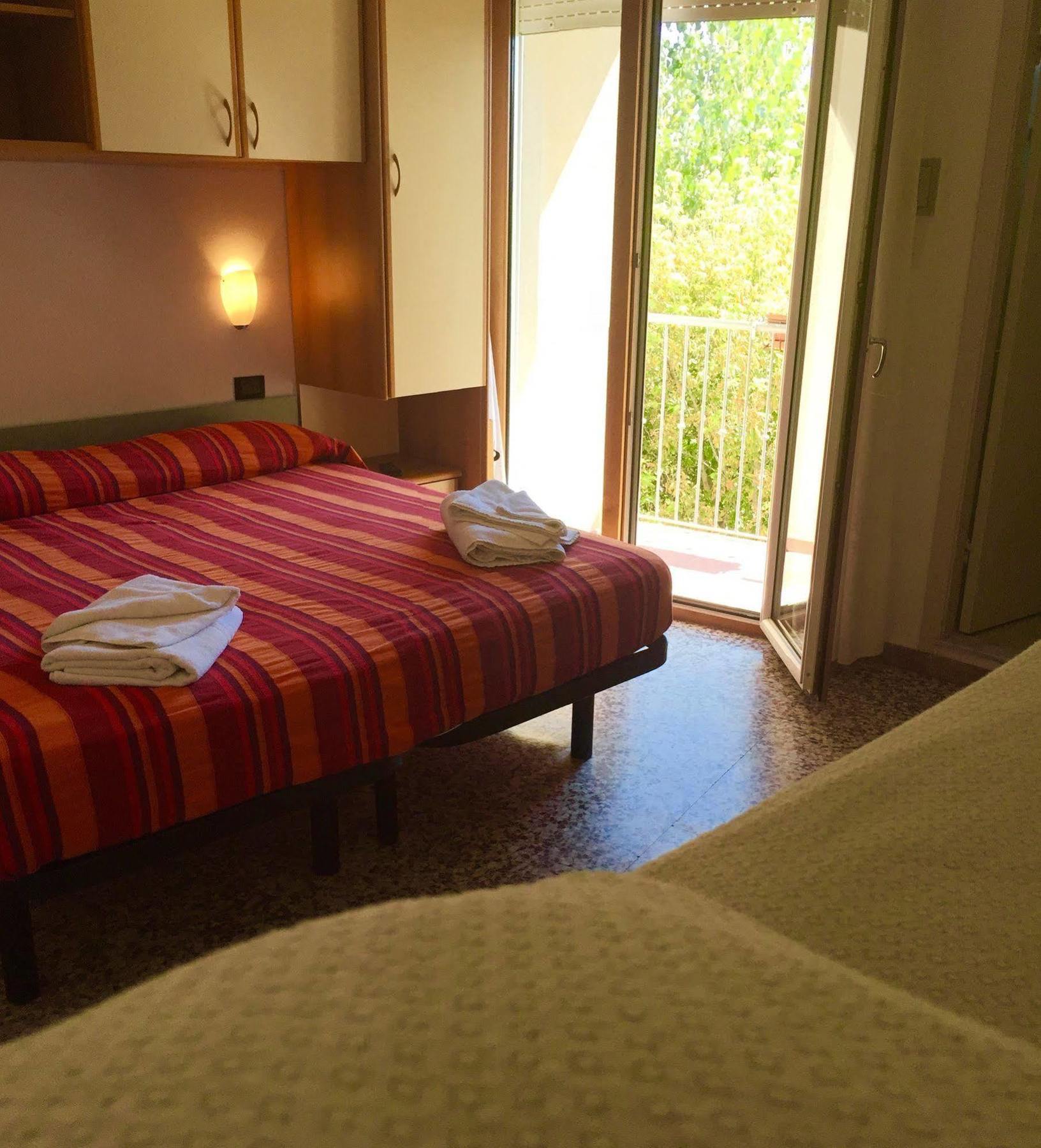 Hotel Mehari Riccione Bagian luar foto
