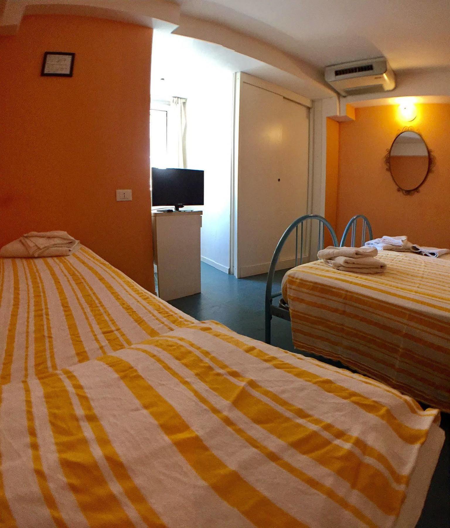 Hotel Mehari Riccione Bagian luar foto