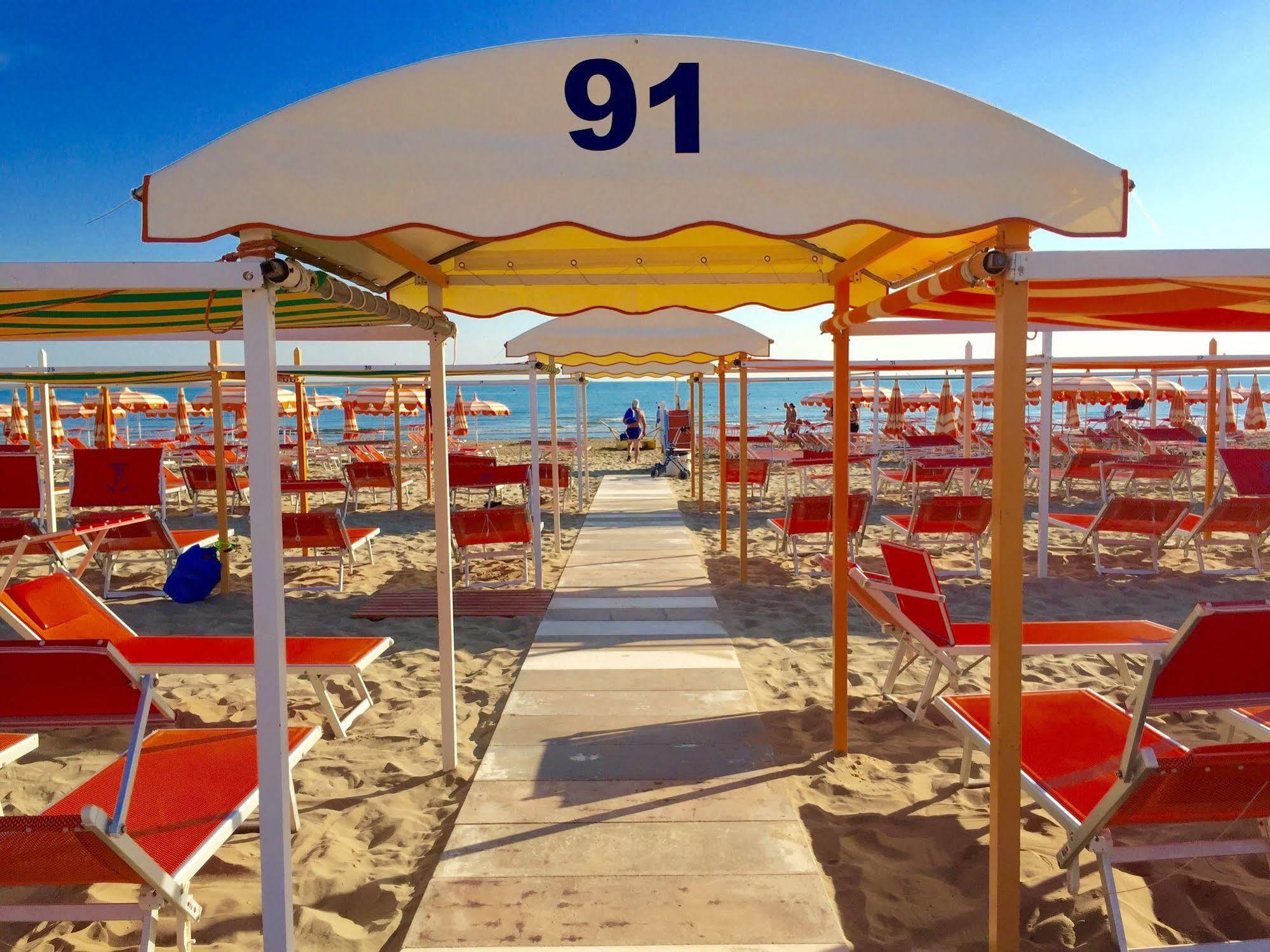 Hotel Mehari Riccione Bagian luar foto