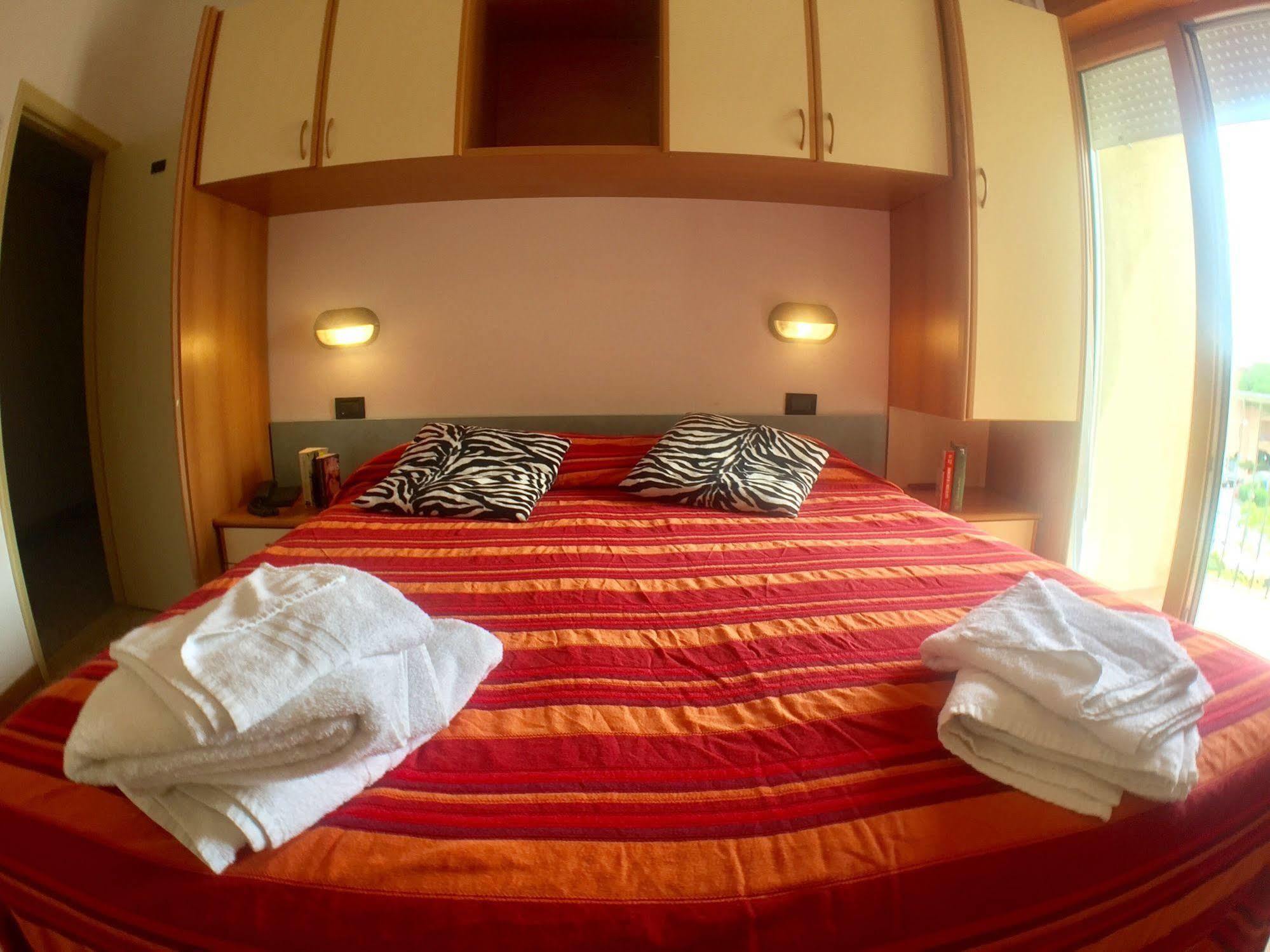 Hotel Mehari Riccione Bagian luar foto