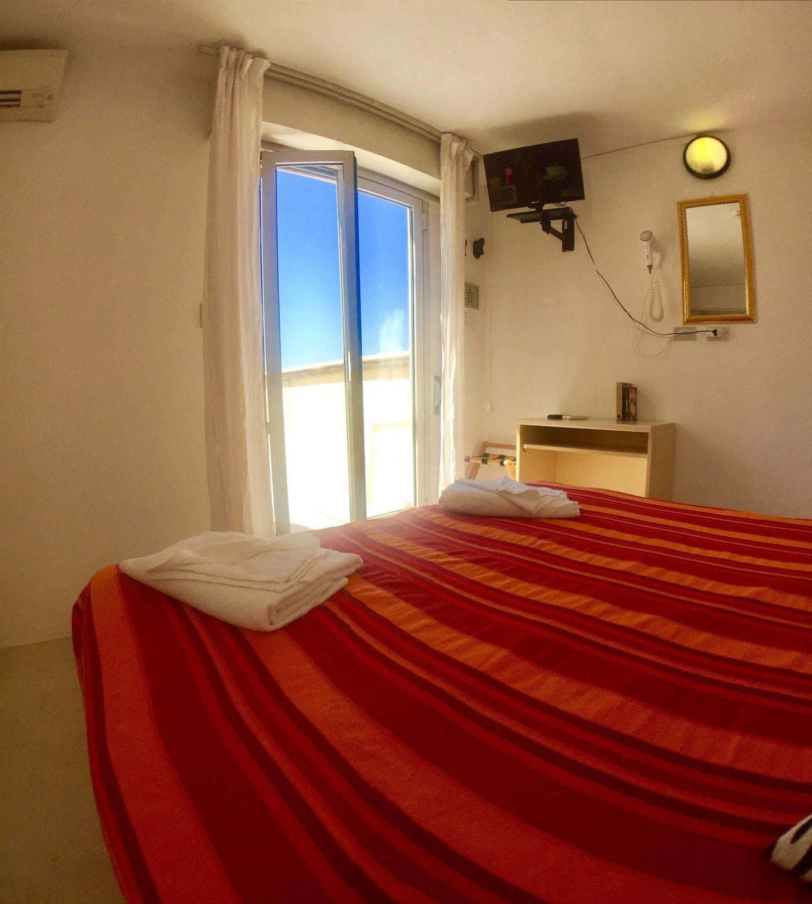Hotel Mehari Riccione Bagian luar foto