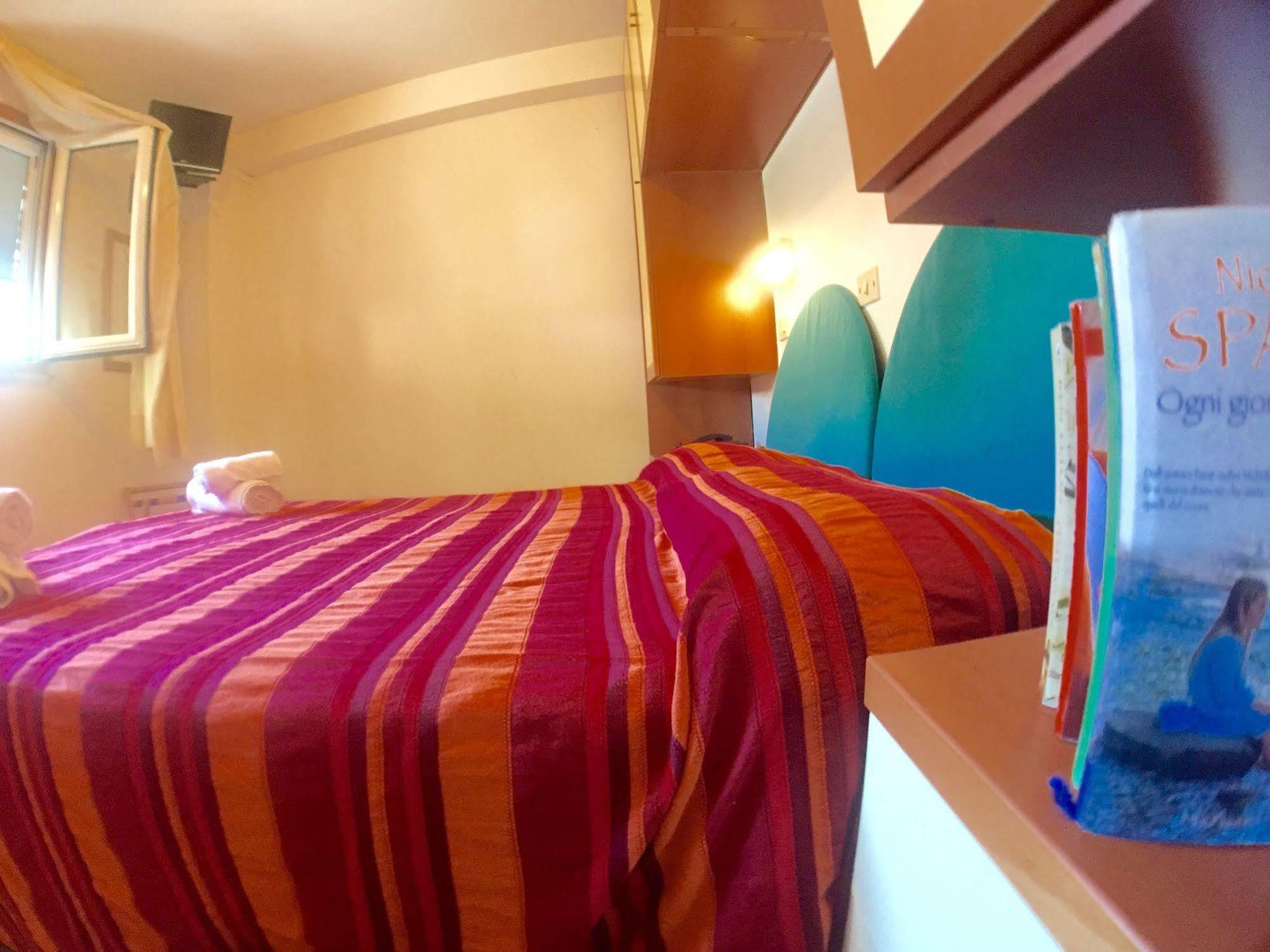 Hotel Mehari Riccione Bagian luar foto