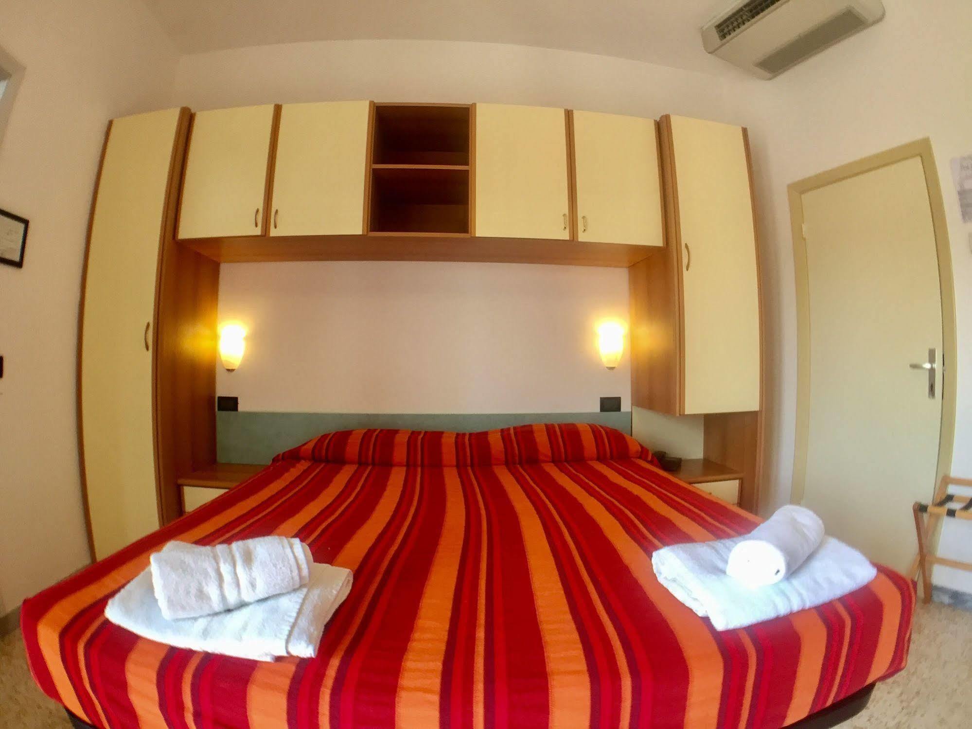 Hotel Mehari Riccione Bagian luar foto