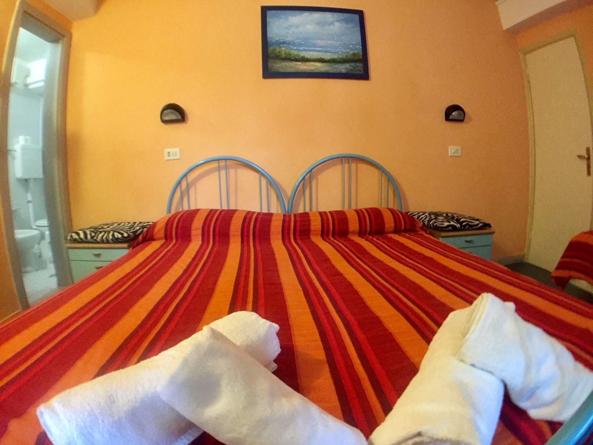 Hotel Mehari Riccione Bagian luar foto