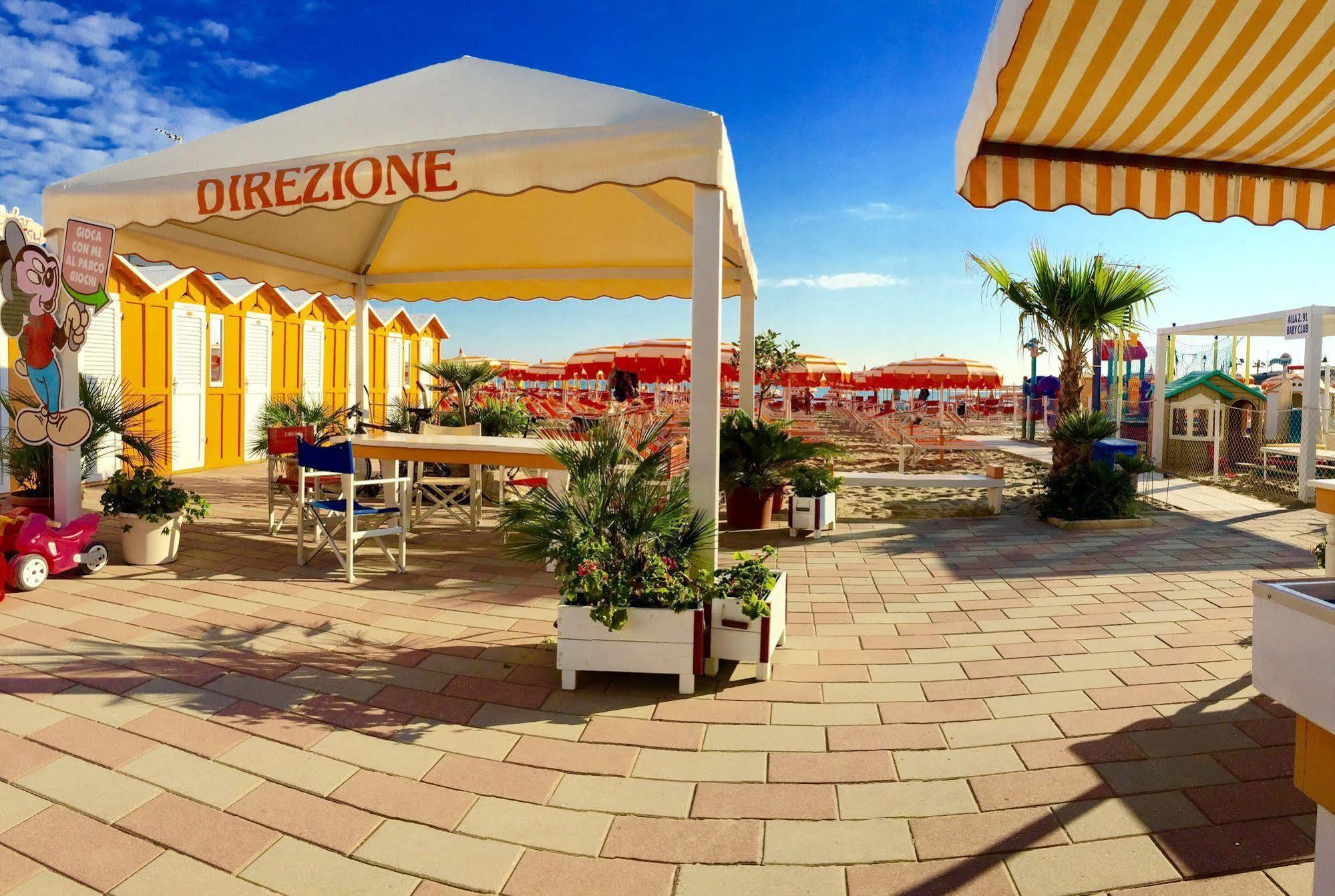 Hotel Mehari Riccione Bagian luar foto