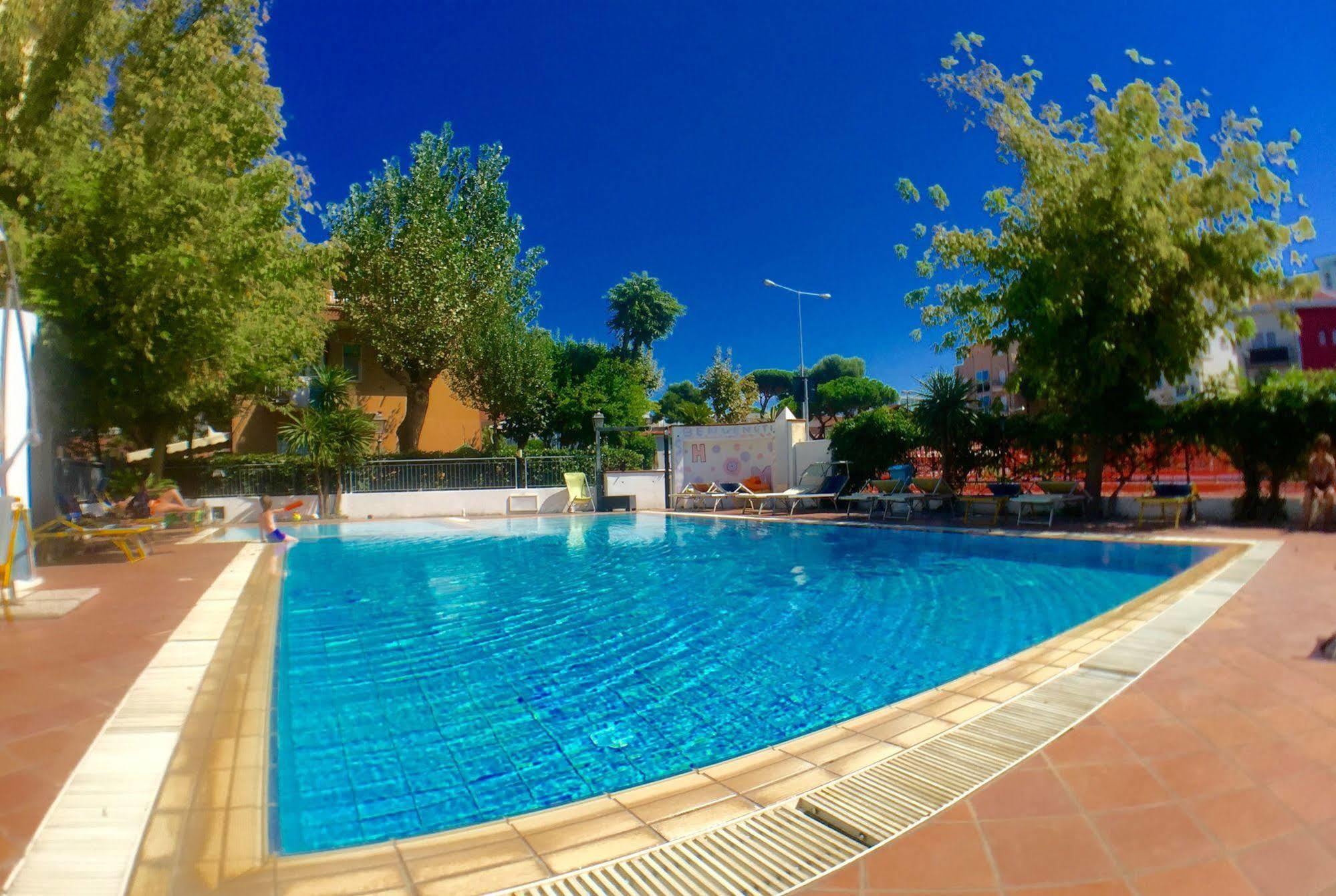 Hotel Mehari Riccione Bagian luar foto