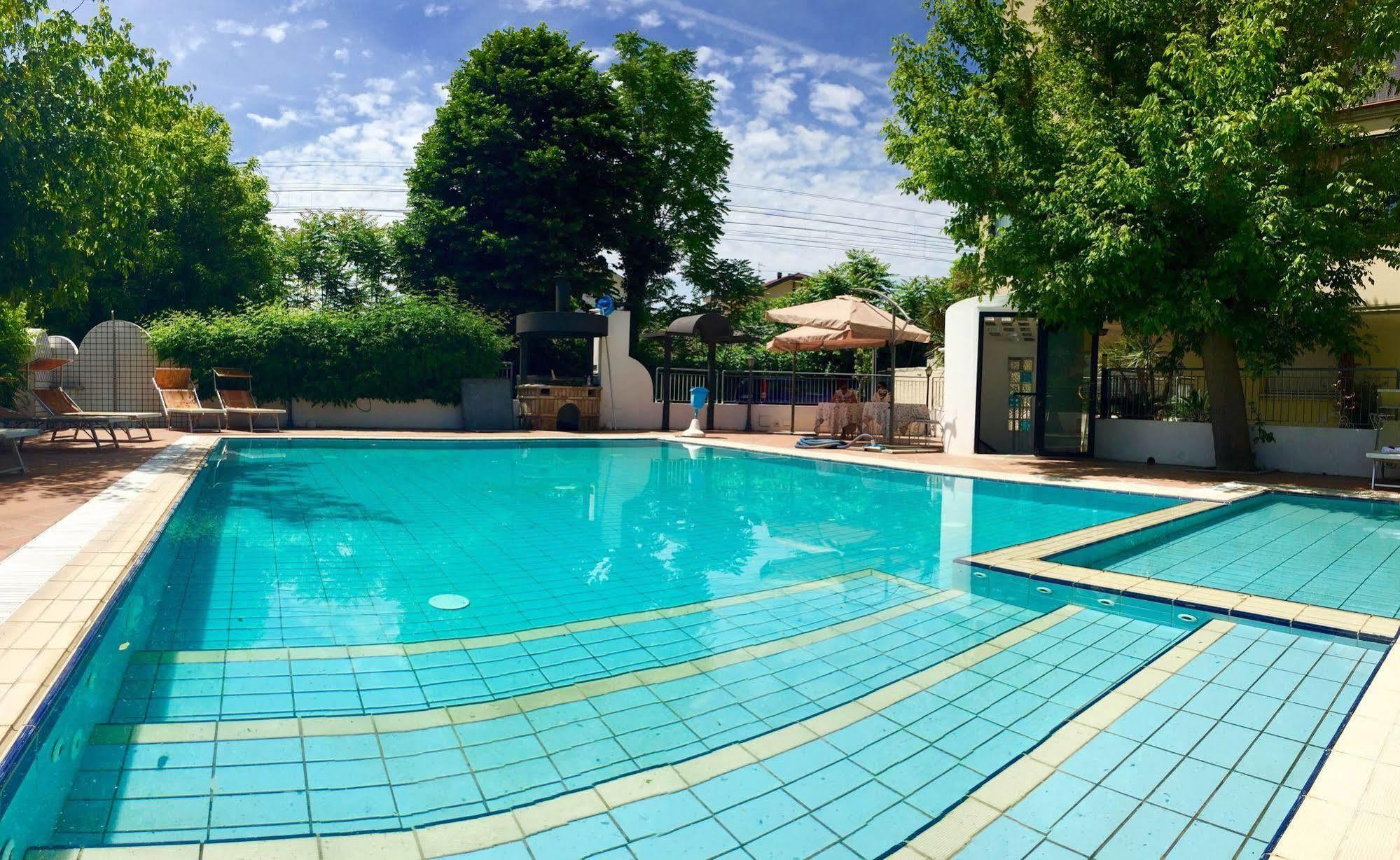 Hotel Mehari Riccione Bagian luar foto