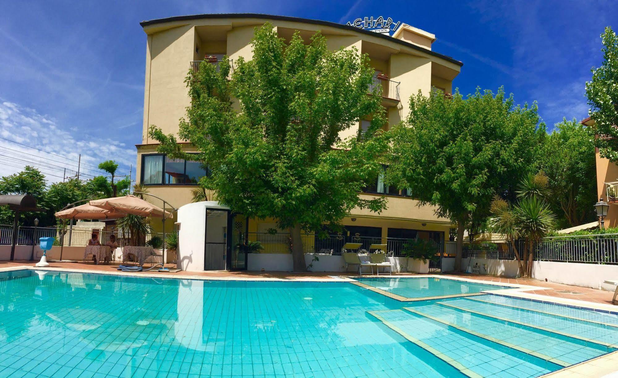 Hotel Mehari Riccione Bagian luar foto